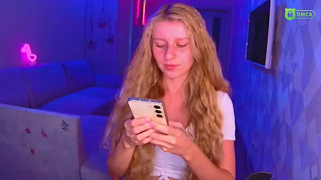 Snapshot of AmaliaQueen chatting on 10.11.25 AmaliaQueen online show from 10.11.25