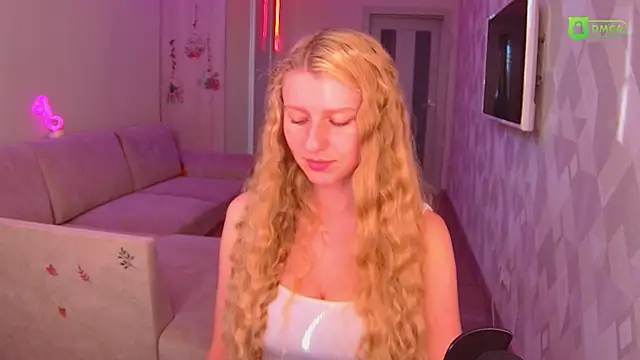 Snapshot of AmaliaQueen chatting on 10.26.25 AmaliaQueen online show from 10.26.25