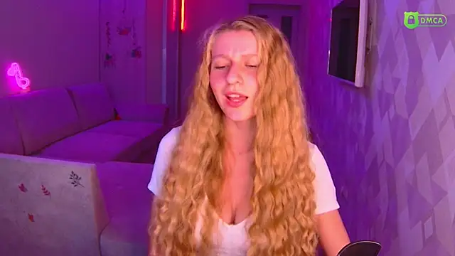 Snapshot of AmaliaQueen chatting on 10.27.25 AmaliaQueen online show from 10.27.25