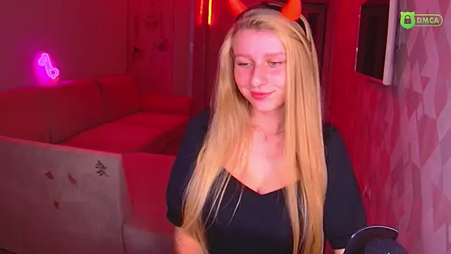 Snapshot of AmaliaQueen chatting on 10.30.25 AmaliaQueen online show from 10.30.25