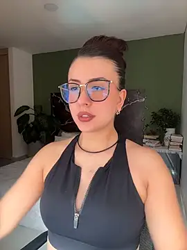 Snapshot of EmaSaenz chatting on 07.30.26 EmaSaenz online show from 07.30.26