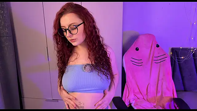 Snapshot of RozieRose chatting on 10.17.25 RozieRose online show from 10.17.25