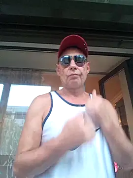 Snapshot of de_markko chatting on 10.17.25 de markko online show from 10.17.25