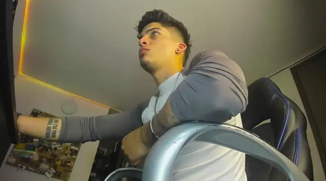 Snapshot of charlie_hotxxx chatting on 12.28.24 charlie hotxxx online show from 12.28.24