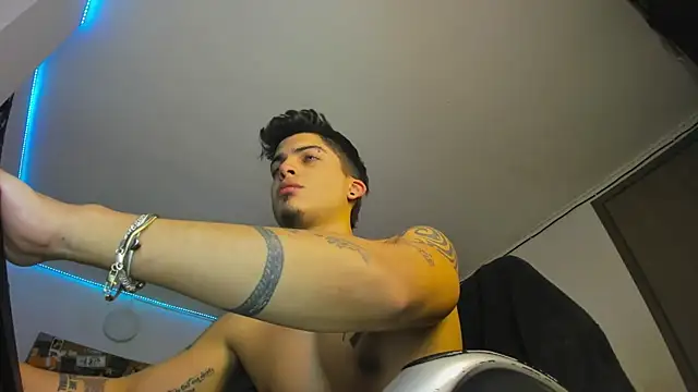 Snapshot of charlie_hotxxx chatting on 02.08.25 charlie hotxxx online show from 02.08.25