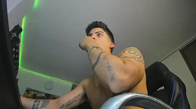 Snapshot of charlie_hotxxx chatting on 02.13.25 charlie hotxxx online show from 02.13.25