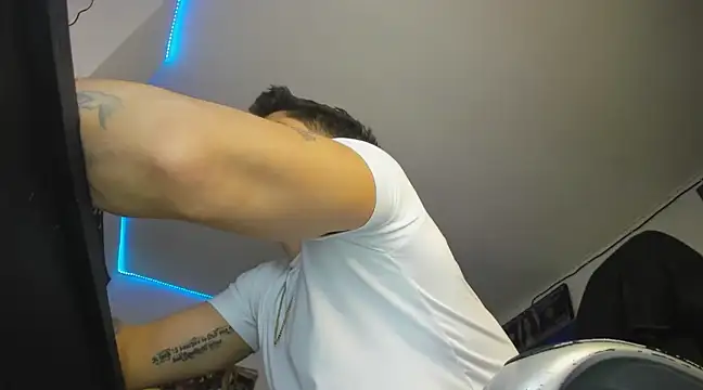 Snapshot of charlie_hotxxx chatting on 02.17.25 charlie hotxxx online show from 02.17.25