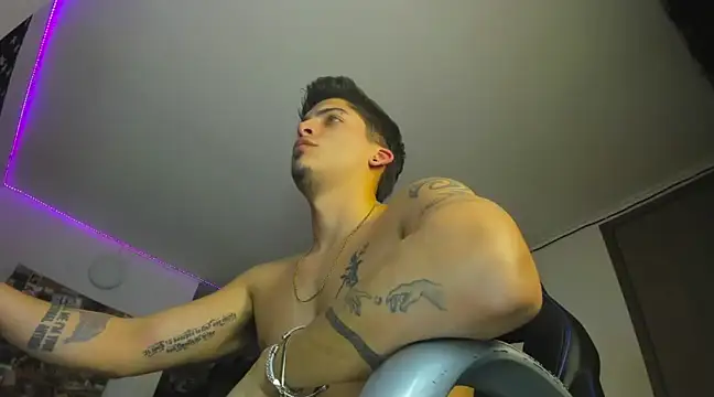 Snapshot of charlie_hotxxx chatting on 03.14.25 charlie hotxxx online show from 03.14.25