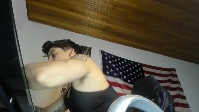 Snapshot of charlie_hotxxx chatting on 11.20.25 charlie hotxxx online show from 11.20.25