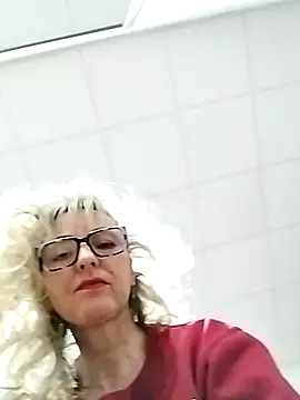 Snapshot of Tinuus chatting on 03.04.25 Tinuus online show from 03.04.25