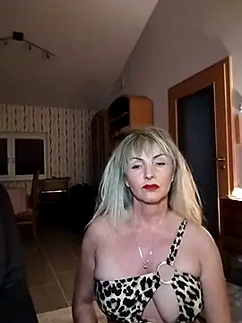 Snapshot of Tinuus chatting on 09.27.25 Tinuus online show from 09.27.25