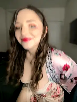 Snapshot of HoneySweetBee chatting on 11.14.25 HoneySweetBee online show from 11.14.25