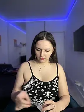 Snapshot of HoneySweetBee chatting on 11.21.25 HoneySweetBee online show from 11.21.25