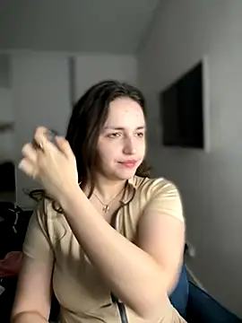 Snapshot of HoneySweetBee chatting on 11.28.25 HoneySweetBee online show from 11.28.25