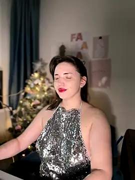 Snapshot of HoneySweetBee chatting on 12.20.25 HoneySweetBee online show from 12.20.25