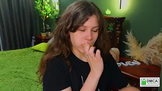 Snapshot of Charlotte_wow chatting on 03.04.25 Charlotte wow online show from 03.04.25