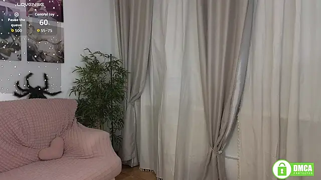 Snapshot of Charlotte_wow chatting on 11.21.25 Charlotte wow online show from 11.21.25