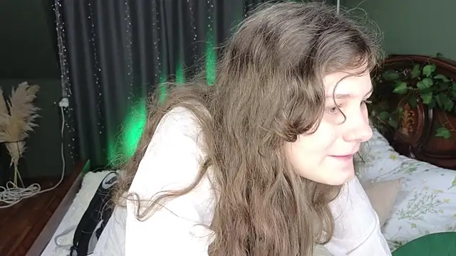 Snapshot of Charlotte_wow chatting on 12.04.25 Charlotte wow online show from 12.04.25