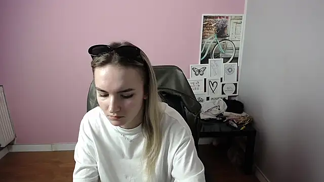 Snapshot of viktoria_lovely chatting on 03.09.25 viktoria lovely online show from 03.09.25