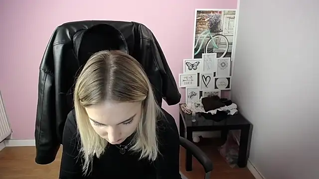 Snapshot of viktoria_lovely chatting on 10.17.25 viktoria lovely online show from 10.17.25