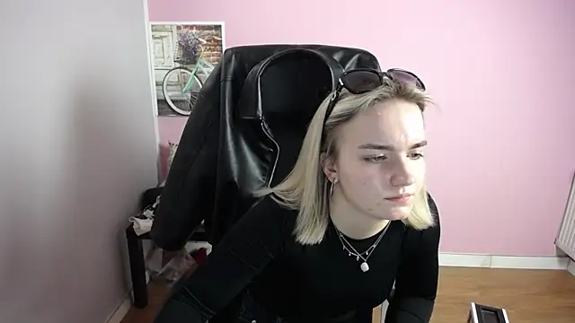 Snapshot of viktoria_lovely chatting on 04.29.26 viktoria lovely online show from 04.29.26