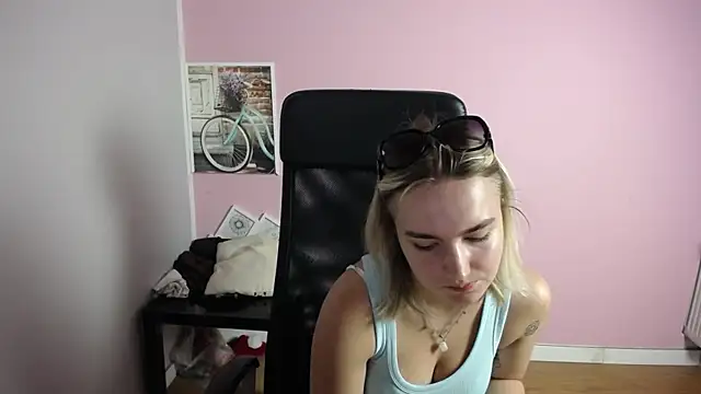 Snapshot of viktoria_lovely chatting on 06.26.26 viktoria lovely online show from 06.26.26