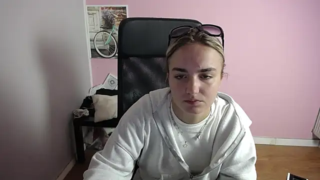 Snapshot of viktoria_lovely chatting on 07.21.26 viktoria lovely online show from 07.21.26