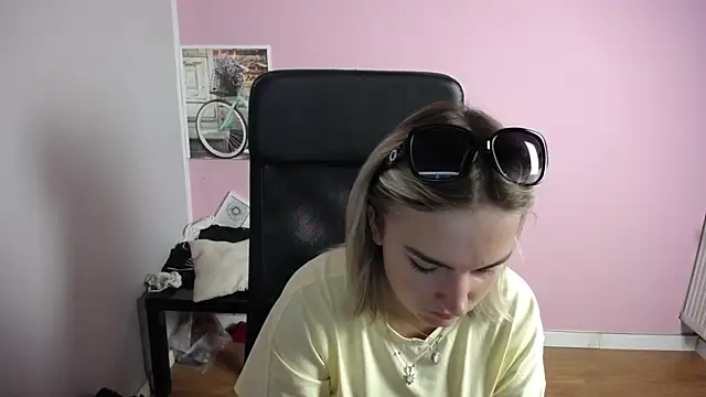 Snapshot of viktoria_lovely chatting on 07.22.26 viktoria lovely online show from 07.22.26