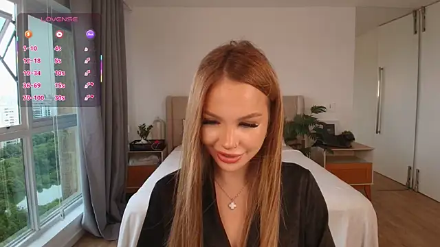 Snapshot of Tracy-Taylor chatting on 04.10.26 Tracy-Taylor online show from 04.10.26