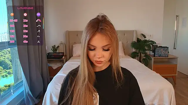 Snapshot of Tracy-Taylor chatting on 04.14.26 Tracy-Taylor online show from 04.14.26