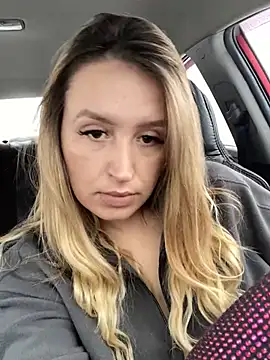 Snapshot of StasyWood chatting on 01.04.25 StasyWood online show from 01.04.25