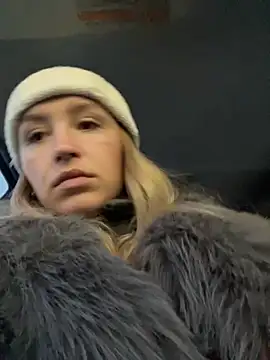 Snapshot of StasyWood chatting on 11.28.25 StasyWood online show from 11.28.25