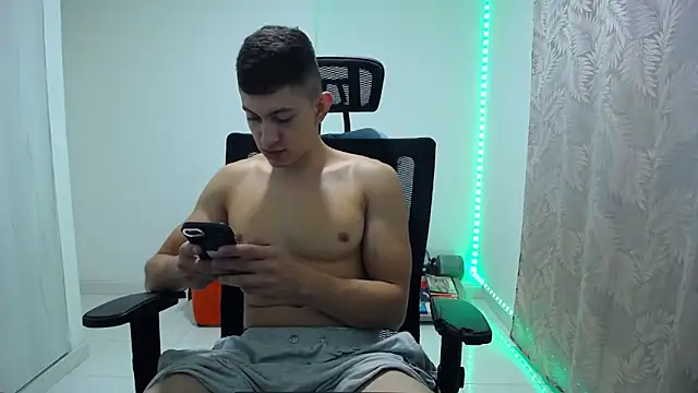 Snapshot of Iam_yourbabyprincess_XD chatting on 12.11.24 Iam yourbabyprincess XD online show from 12.11.24