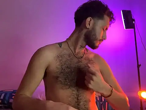 Snapshot of axel_giracr chatting on 01.04.25 axel giracr online show from 01.04.25