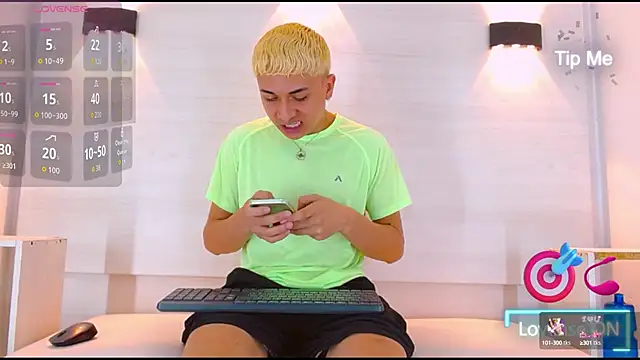 Snapshot of jeic_18 chatting on 09.23.25 jeic 18 online show from 09.23.25