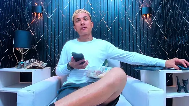 Snapshot of jeic_18 chatting on 11.04.25 jeic 18 online show from 11.04.25