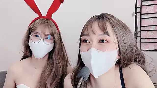 Snapshot of Mono-Stewardesss chatting on 12.16.24 Mono-Stewardesss online show from 12.16.24