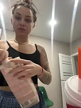 Snapshot of ellie_ssexy chatting on 12.17.24 ellie ssexy online show from 12.17.24