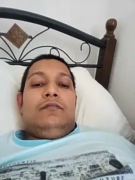 Snapshot of daddylove87 chatting on 09.18.25 daddylove87 online show from 09.18.25