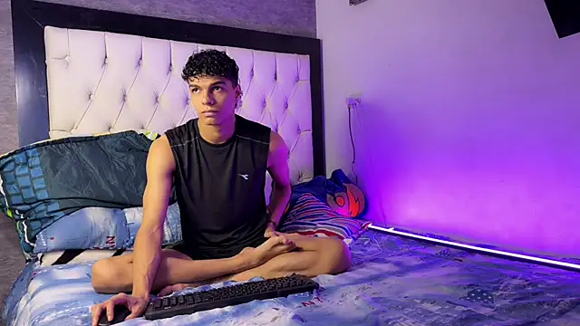 Snapshot of james_dreams_ chatting on 06.18.26 james dreams online show from 06.18.26