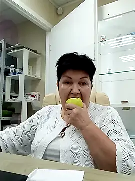 Snapshot of FantasyMichelle chatting on 12.30.24 FantasyMichelle online show from 12.30.24