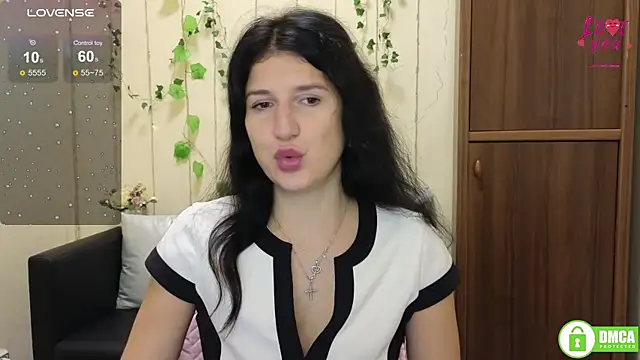 Snapshot of Alianna_Solo_Kisses chatting on 10.25.25 Alianna Solo Kisses online show from 10.25.25