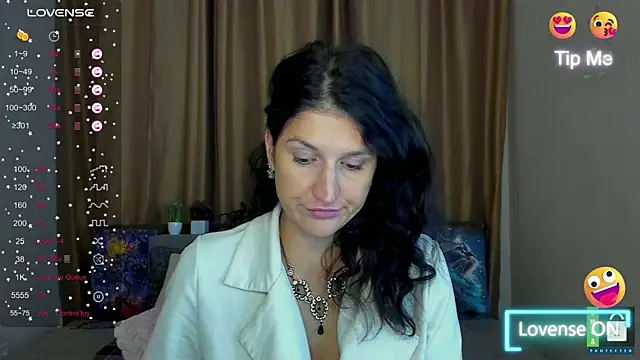 Snapshot of Alianna_Solo_Kisses chatting on 11.01.25 Alianna Solo Kisses online show from 11.01.25