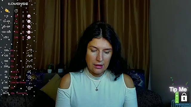 Snapshot of Alianna_Solo_Kisses chatting on 01.08.26 Alianna Solo Kisses online show from 01.08.26