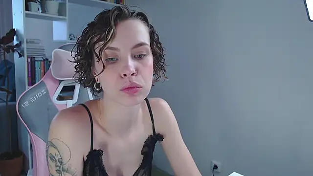 Snapshot of milly_ross chatting on 12.23.24 milly ross online show from 12.23.24