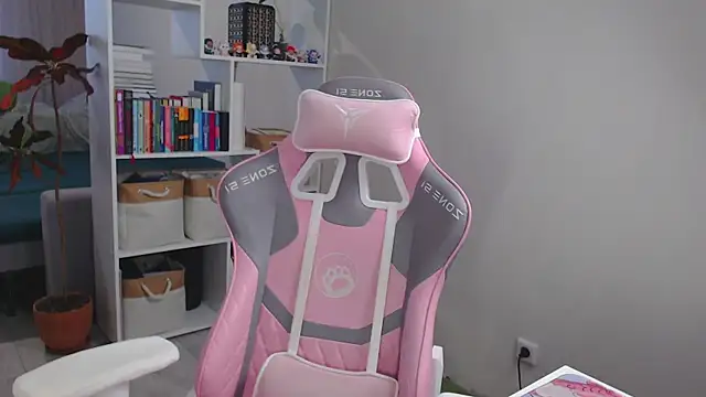 Snapshot of milly_ross chatting on 12.29.24 milly ross online show from 12.29.24