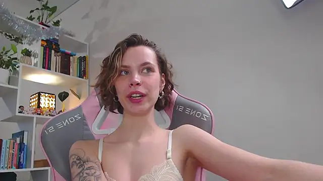 Snapshot of milly_ross chatting on 01.20.25 milly ross online show from 01.20.25