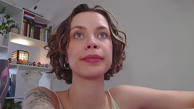 Snapshot of milly_ross chatting on 02.15.25 milly ross online show from 02.15.25