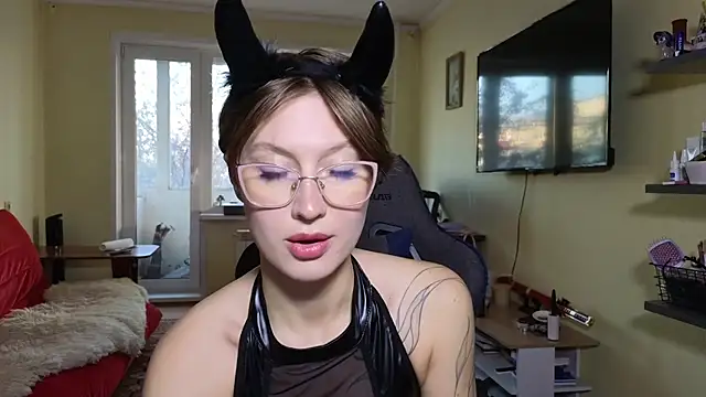 Snapshot of MalvinaBlum chatting on 10.25.25 MalvinaBlum online show from 10.25.25