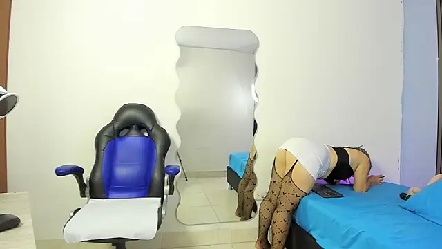 Yelena03 online show from 12.17.25